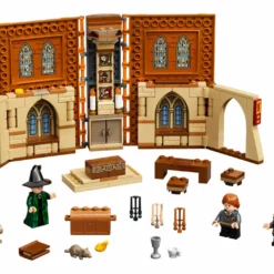 LEGO® Harry Potter™ 76382 På Galtvort: Time I Transfigurasjon -Kjøkkenutstyr Outlet 76382 prod 01